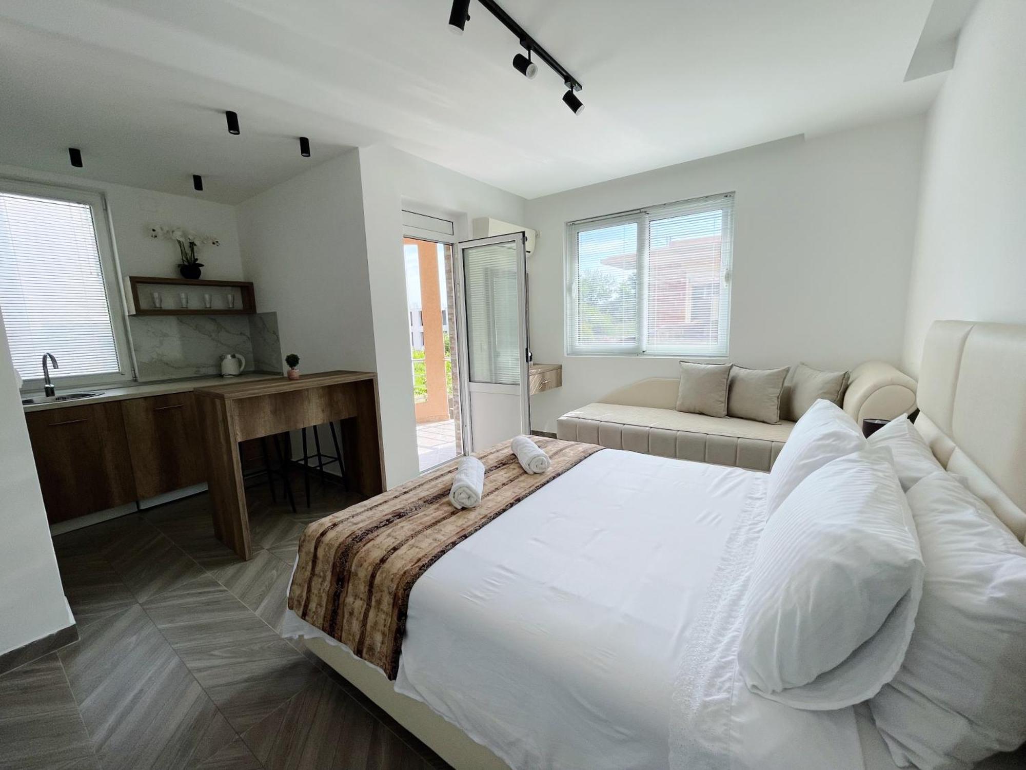 Guest House Koliqi - Hotel & Apartments Улцинь Экстерьер фото