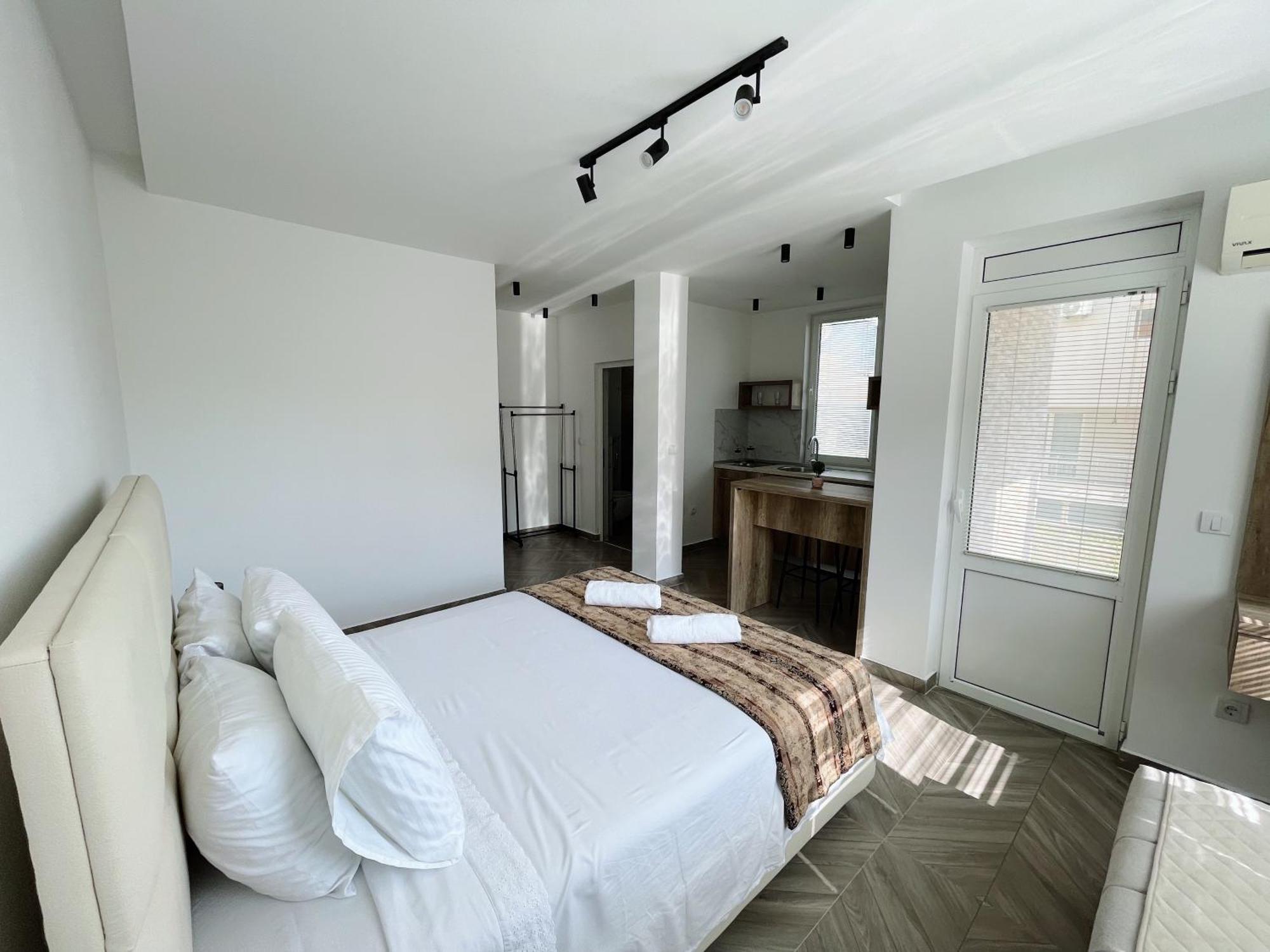 Guest House Koliqi - Hotel & Apartments Улцинь Экстерьер фото