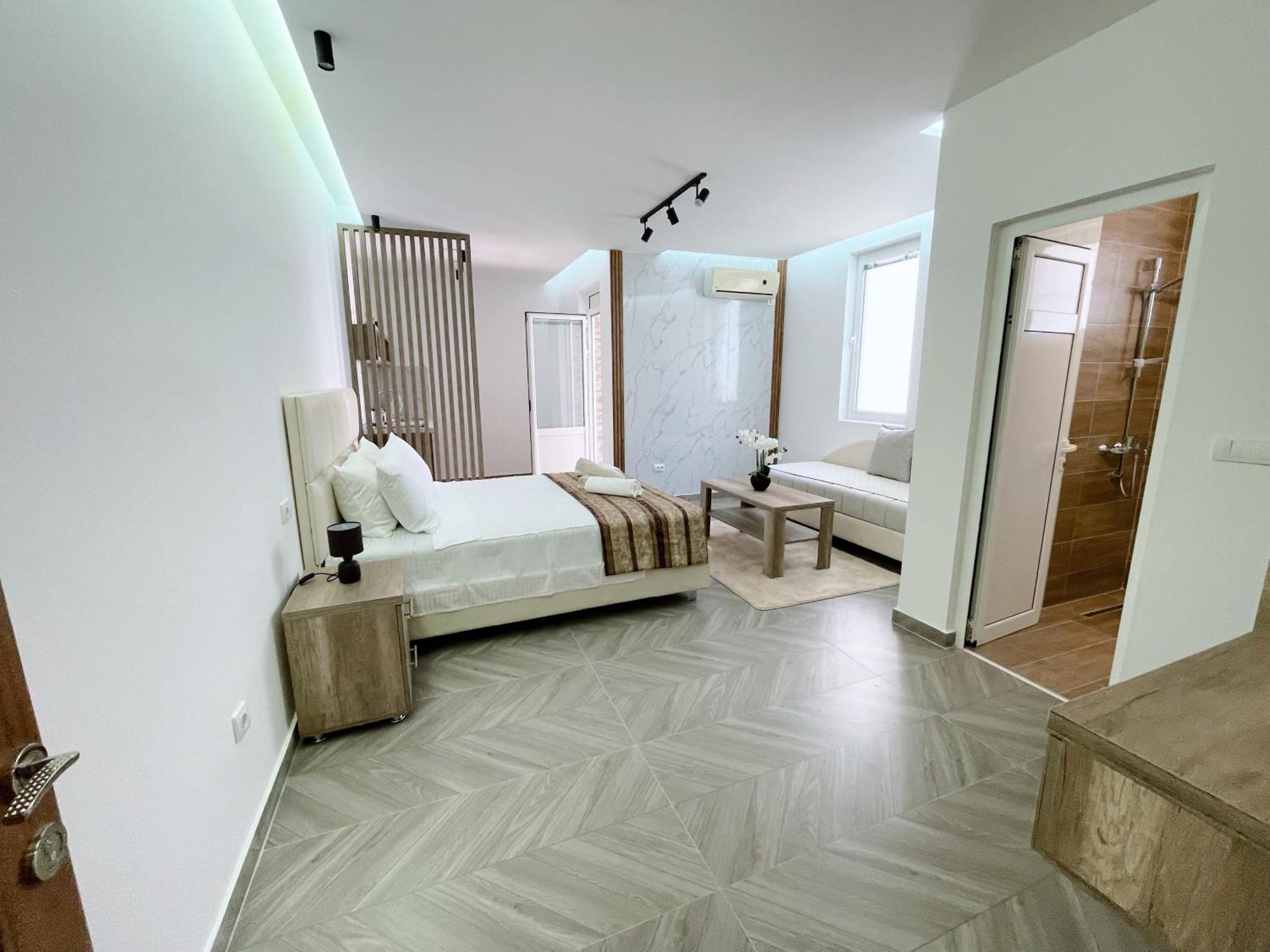 Guest House Koliqi - Hotel & Apartments Улцинь Экстерьер фото