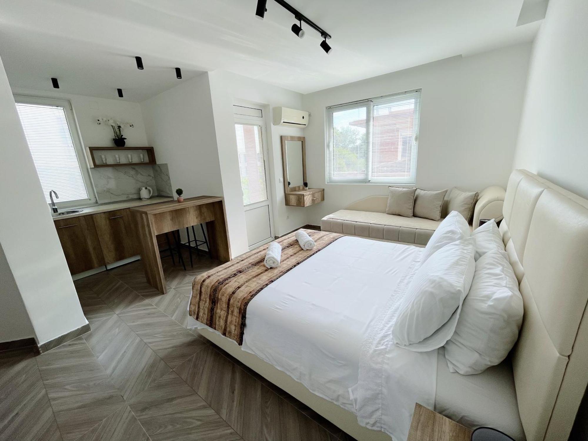 Guest House Koliqi - Hotel & Apartments Улцинь Экстерьер фото